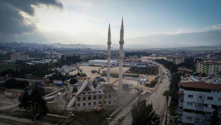 Hatay’daki 4 minareli cami denetimli halde yıkıldı