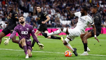 Valencia’ya yenilen Real Madrid şampiyonluk yarışında yaralandı