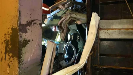 Kocaeli’de Kamyonet İstikamet Levhasına Çarparak Kaza Yaptı