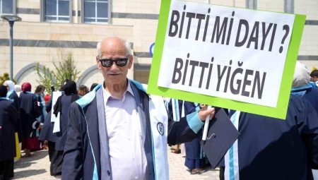 Bayburt’ta azmin öyküsü: 71 yaşında başladığı üniversiteden 75 yaşında mezun oldu