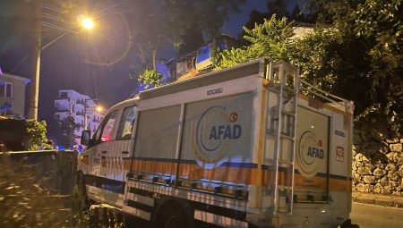 Tavan sıvaları düşen meskendeki 5 kişi tahliye edildi